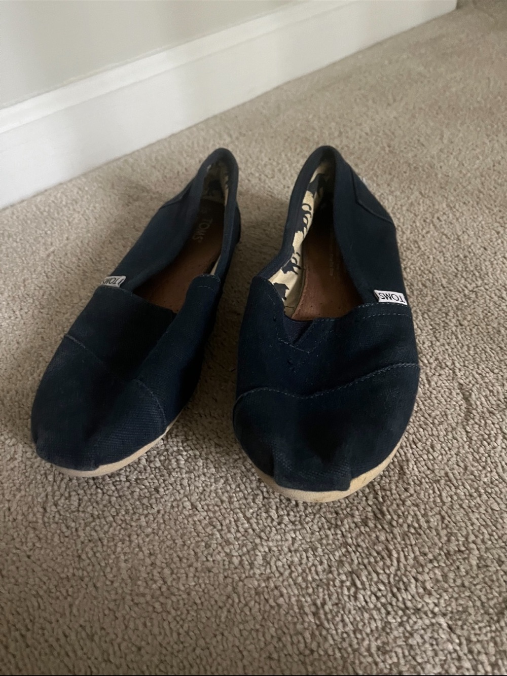 TOMS Classic Slip-On Flats in Navy size 6